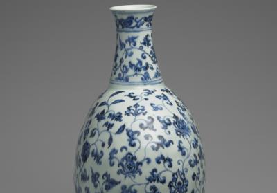 图片[2]-Flask with intertwined flowers decoration in underglaze blue, Ming dynasty, Yongle reign (1403-1424)-China Archive